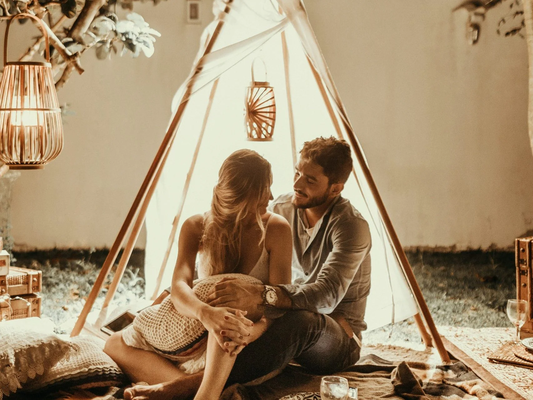 How to Set up a Romantic Backyard Camping Date Night